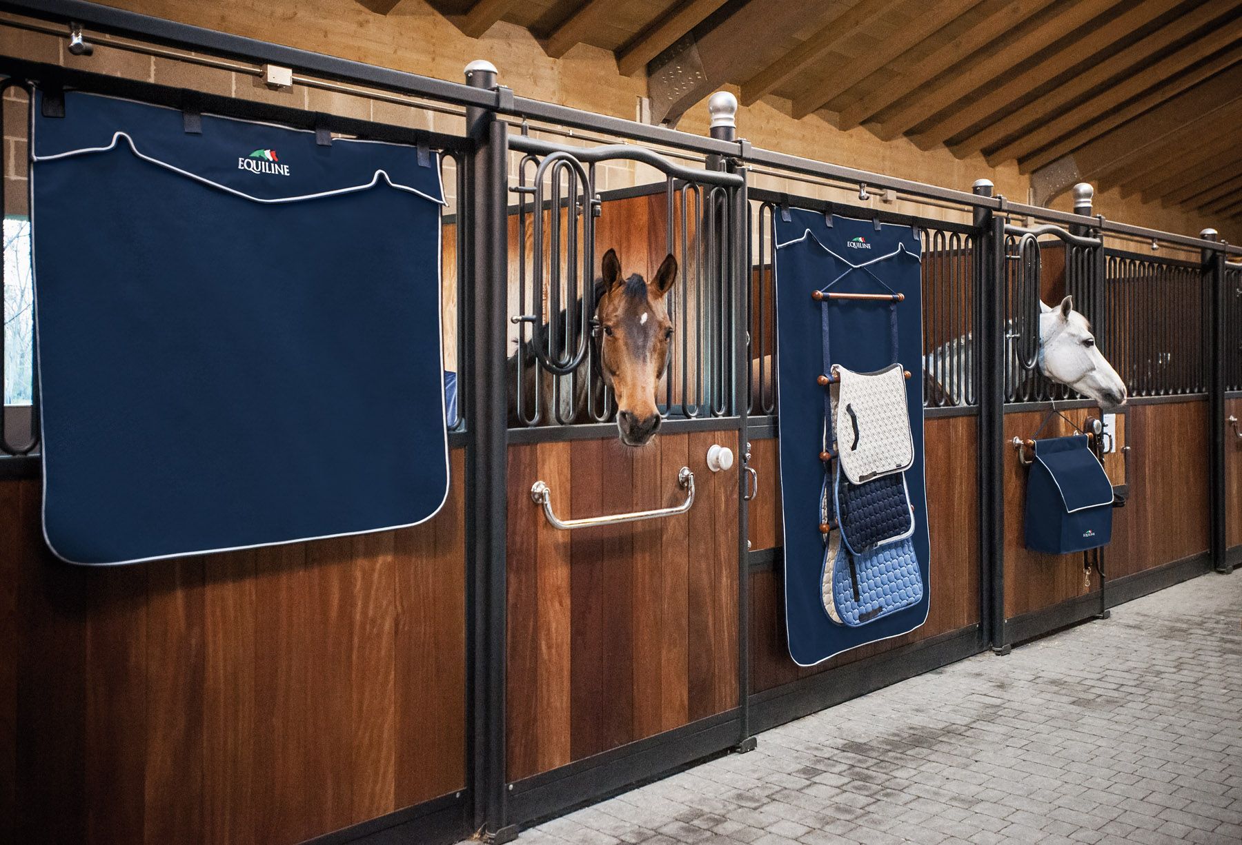 Equiline Boxenwandvorhang "Wave" short
